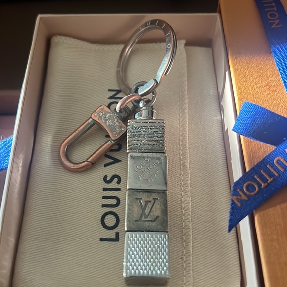 Authentic Louis Vuitton key chain logo unisex - Picture 3 of 13